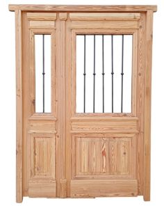 Puerta de frente en madera antigua pinotea con rejas