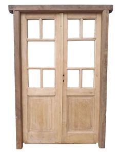 Tres antiguas puertas de madera con marco