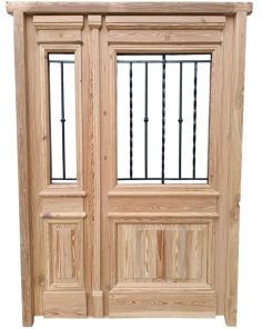 Puerta de frente en madera pinotea antigua con rejas
