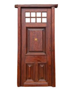 Antigua puerta de frente de madera cedro