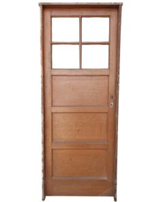 Dos antiguas puertas de madera con marco