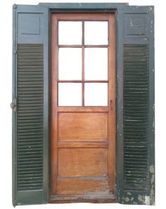 Puerta antigua de cedro con celosías