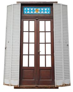Dos puertas de cedro con celosías y vitraux