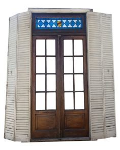Cuatro puertas de cedro con celosías y vitraux