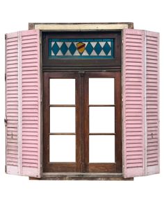 Ventana de cedro con celosías y vitraux