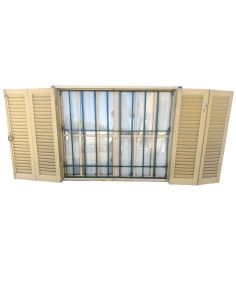 Dos antiguas ventanas de hierro con celosías