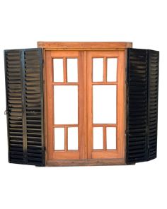 Ventana de cedro con celosías de hierro