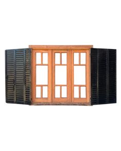 Ventana de cedro con celosías de hierro