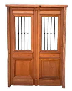 Puerta de frente en madera antigua cedro