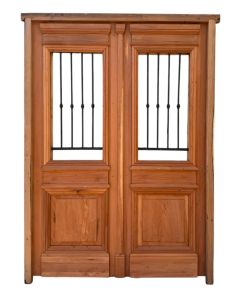 Puerta de frente en madera antigua cedro