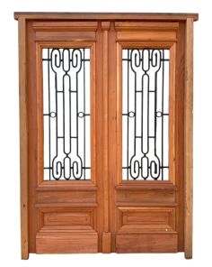 Puerta de frente en madera antigua cedro