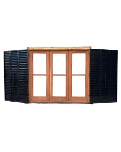 Ventana de cedro con celosías de hierro