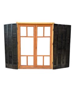 Ventana de cedro con celosías de hierro
