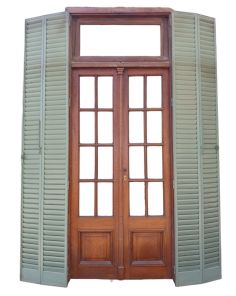 Antigua puerta de cedro con celosías