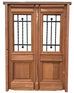 Puerta de frente en madera antigua cedro