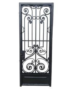 Antigua puerta de frente de hierro forjado