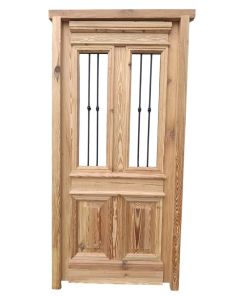Puerta de frente de madera antigua pinotea