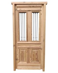 Puerta de frente de madera antigua pinotea