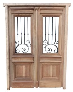 Puerta de frente en madera antigua cedro