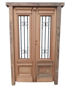 Puerta de frente en madera antigua cedro