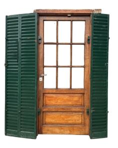Puerta antigua de cedro con celosías