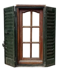 Antigua ventana de madera cedro con celosías