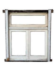 Antigua ventana de madera con banderola