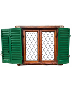 Dos antiguas ventanas de cedro con celosías