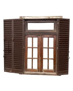 Antigua ventana de madera cedro con celosías