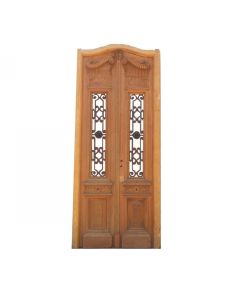 Antigua puerta de frente en madera de cedro