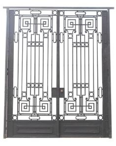 Antiguo portón de hierro forjado con marco